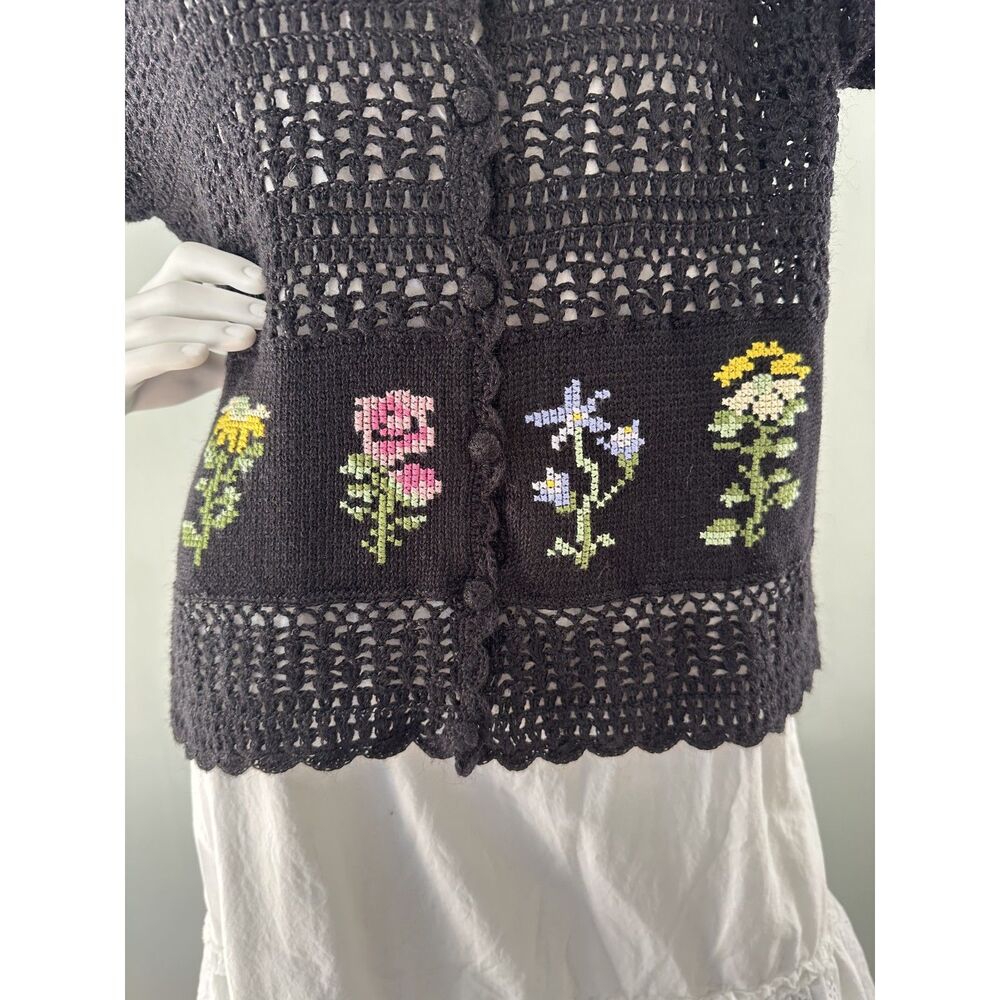 Vintage Black Crochet Cardigan Floral Embroidered Pockets Cottagecore Size L - Picture 8 of 8